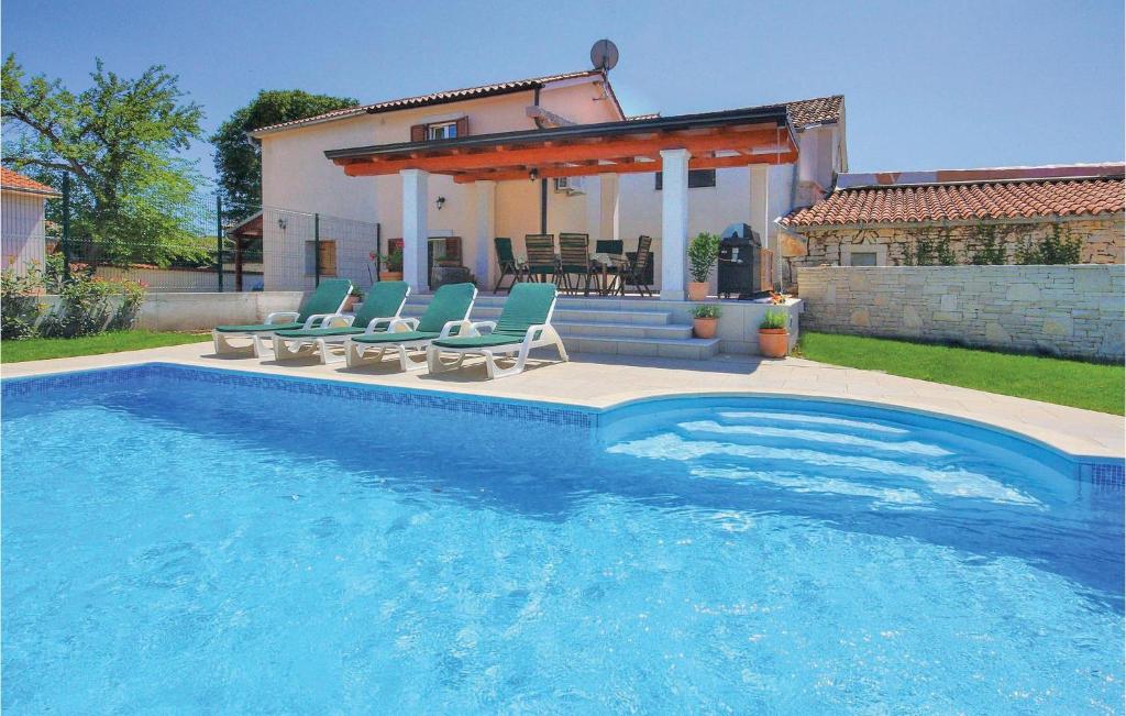 Bazén v ubytovaní Holiday Home Mali Vareski Iii alebo v jeho blízkosti