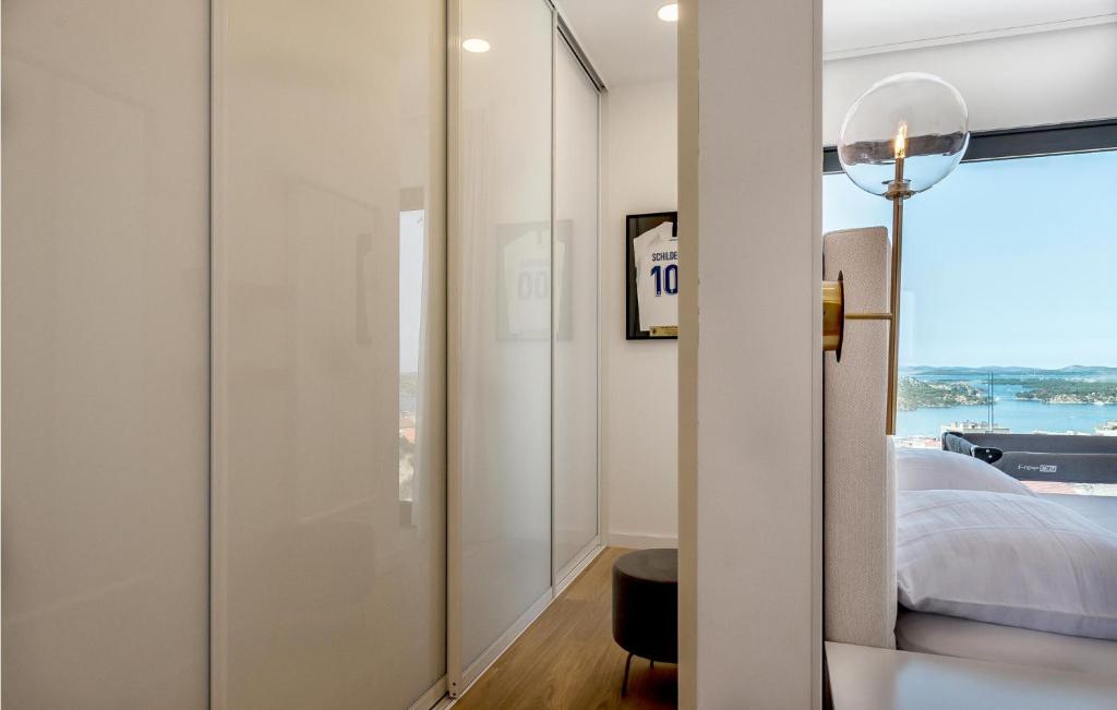 Posteľ alebo postele v izbe v ubytovaní 2 Bedroom Stunning Home In Sibenik