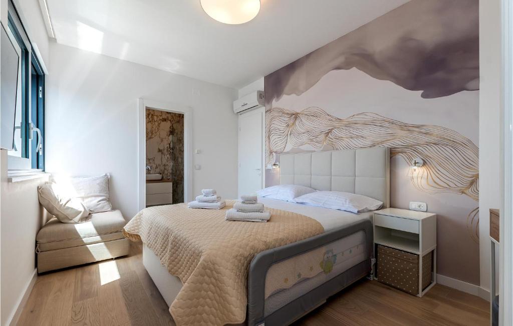 Posteľ alebo postele v izbe v ubytovaní 2 Bedroom Stunning Home In Sibenik