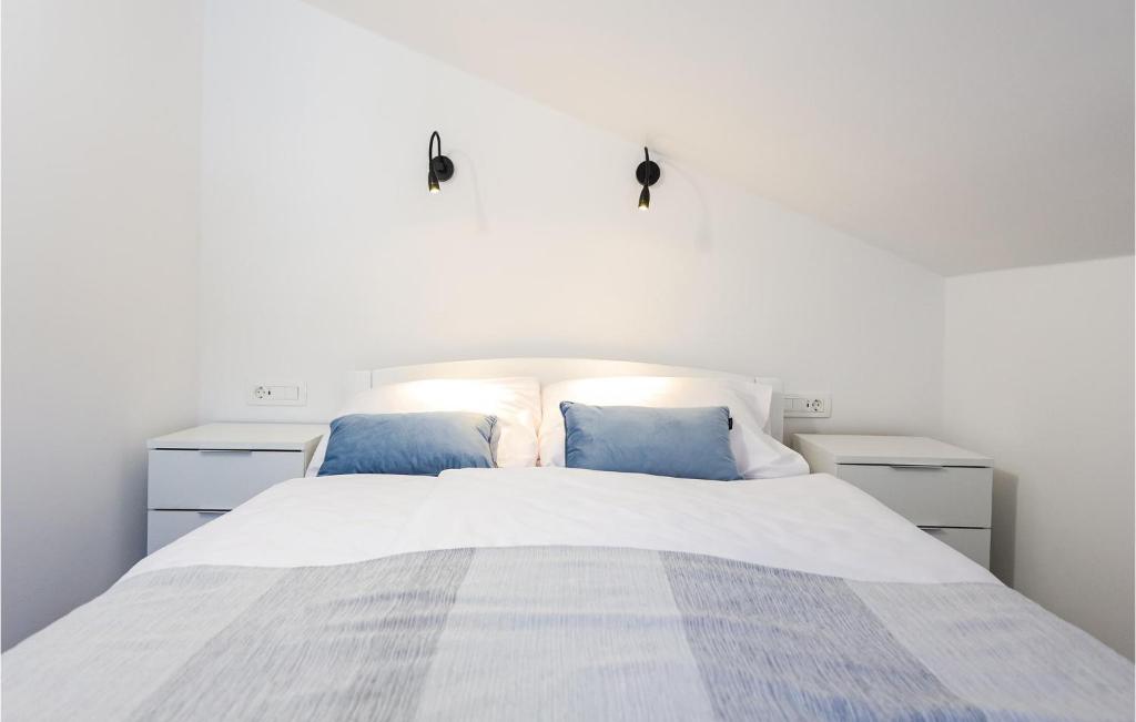 Posteľ alebo postele v izbe v ubytovaní Gorgeous Apartment In Zadar With Wifi