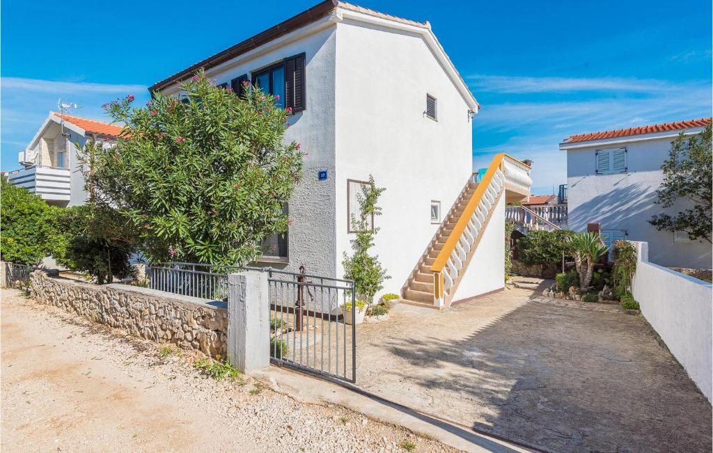 Lovely Apartment In Vir With Wifi