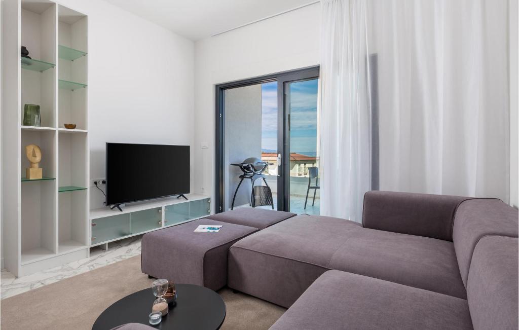 TV a/nebo společenská místnost v ubytování Lovely Apartment In Malinska