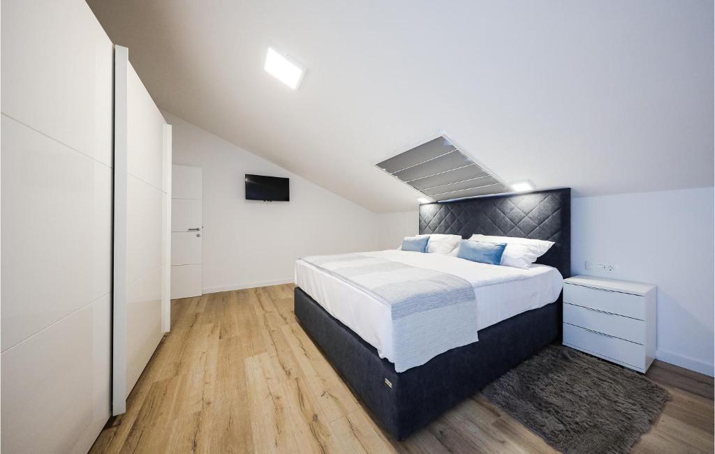 Posteľ alebo postele v izbe v ubytovaní Gorgeous Apartment In Zadar With Wifi
