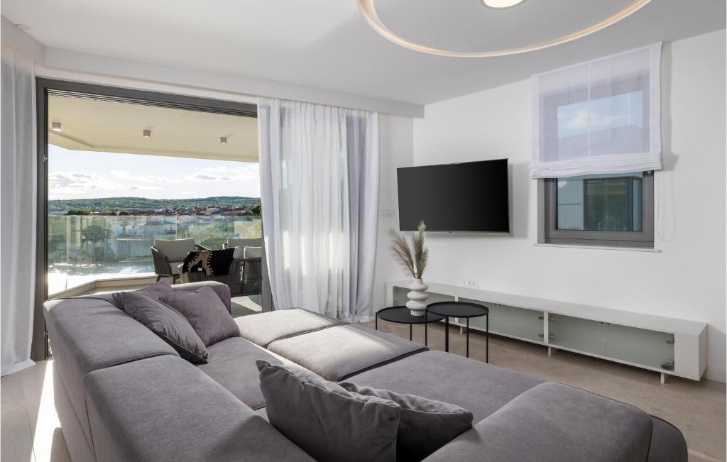 Televízia a/alebo spoločenská miestnosť v ubytovaní 3 Bedroom Stunning Apartment In Krk