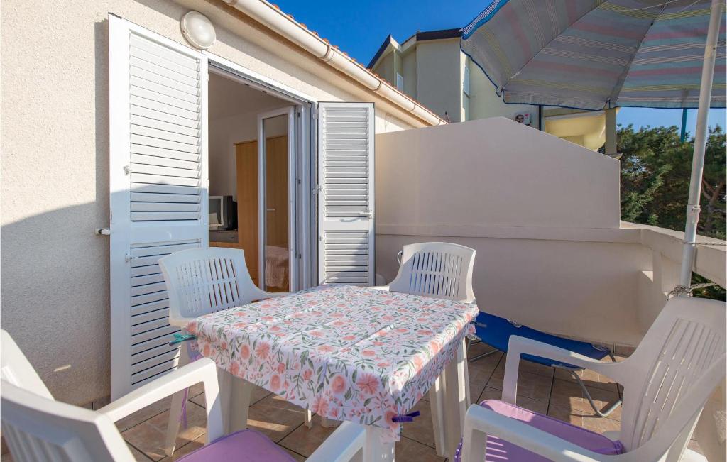 Balkon lub taras w obiekcie Amazing Apartment In Stara Novalja
