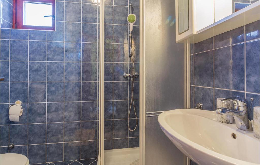Kúpeľňa v ubytovaní Two-Bedroom Apartment In Porec