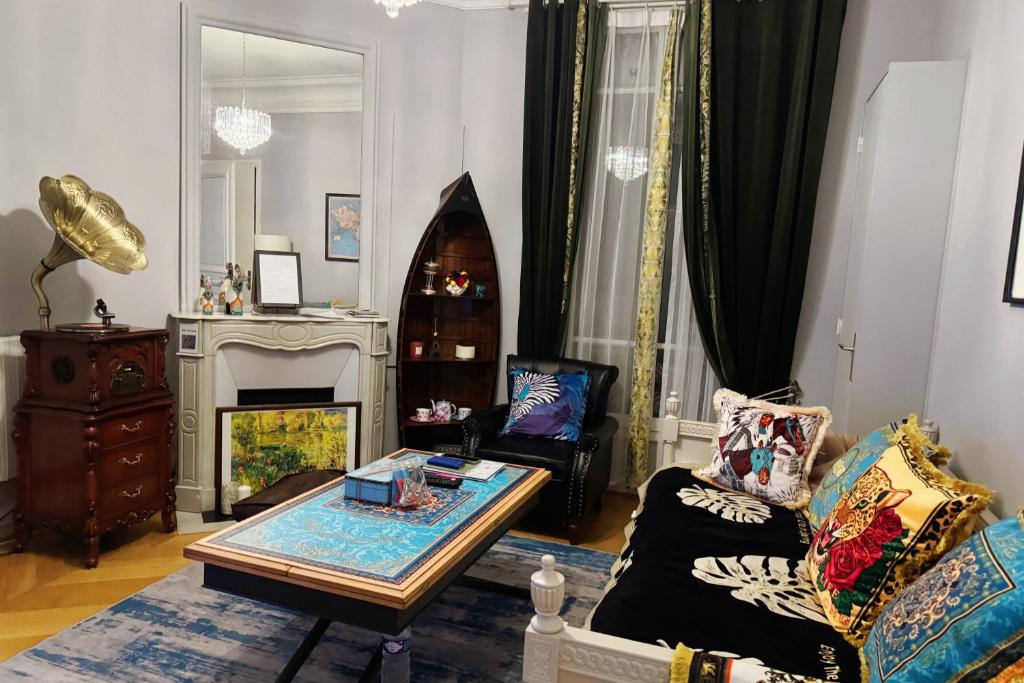 un salon avec un canapé et une cheminée dans l'établissement Élysées Charm, à Paris