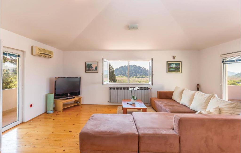 TV a/nebo společenská místnost v ubytování Three-Bedroom Apartment In Rogotin