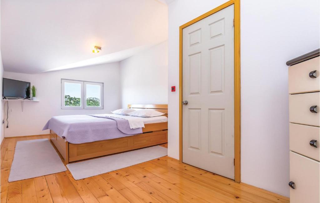 Postel nebo postele na pokoji v ubytování Three-Bedroom Apartment In Rogotin