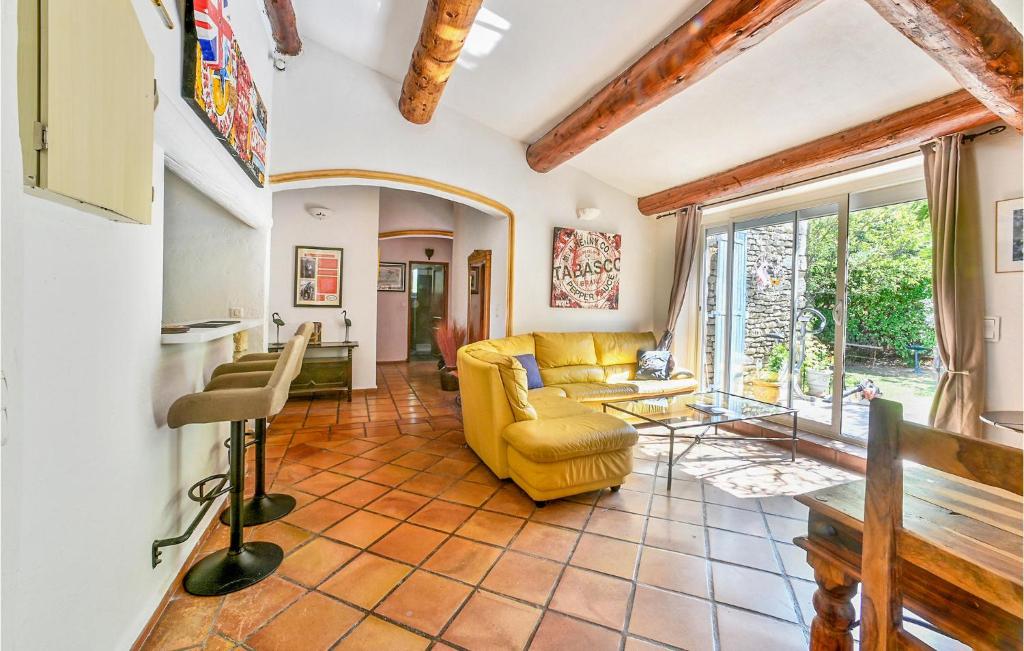 a living room with a yellow couch and a table at Stunning Home In Maubec With Wifi in Maubec