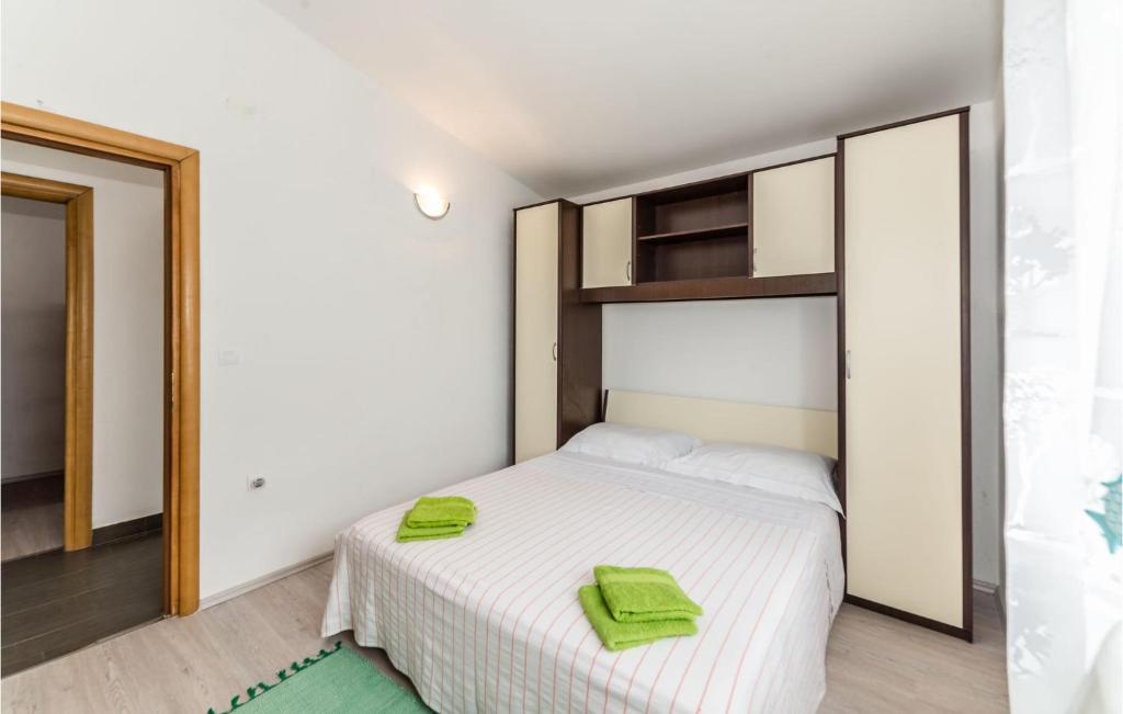 Posteľ alebo postele v izbe v ubytovaní 3 Bedroom Nice Apartment In Miskovici