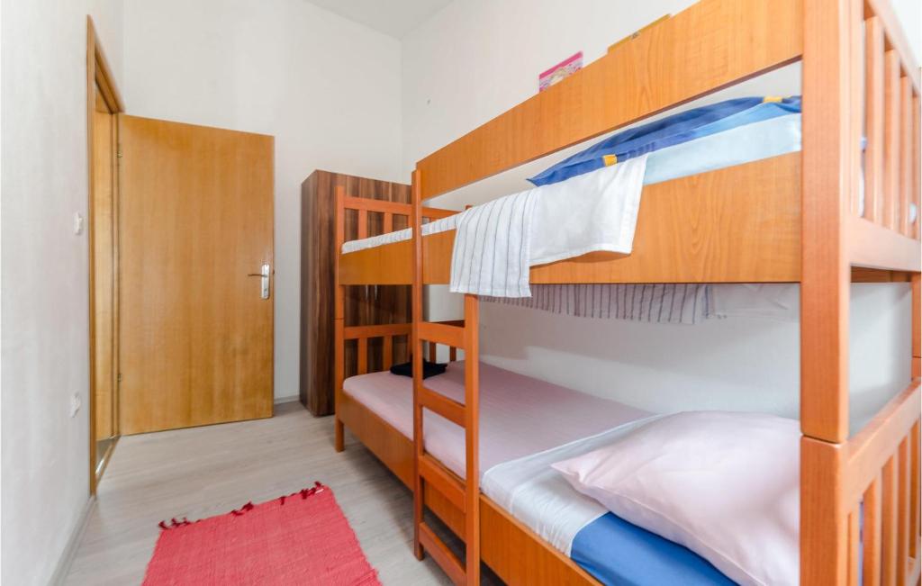 Posteľ alebo postele v izbe v ubytovaní 3 Bedroom Nice Apartment In Miskovici