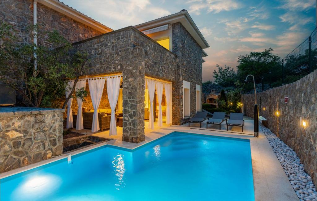 basen przed kamiennym domem w obiekcie 3 Bedroom Cozy Home In Krk w Krku