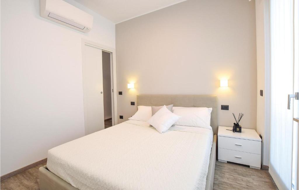 Łóżko lub łóżka w pokoju w obiekcie Awesome Apartment In Lido Di Fermo