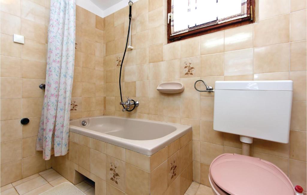 Łazienka w obiekcie 2 Bedroom Amazing Apartment In Pula