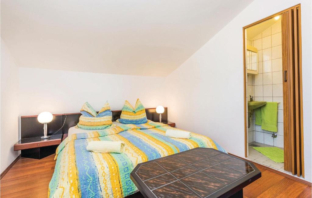 Posteľ alebo postele v izbe v ubytovaní Lovely Apartment In Kampor With Kitchen