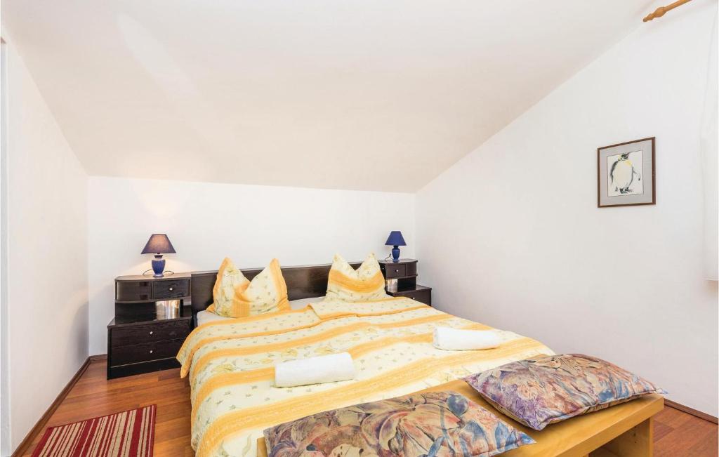 Posteľ alebo postele v izbe v ubytovaní Lovely Apartment In Kampor With Kitchen