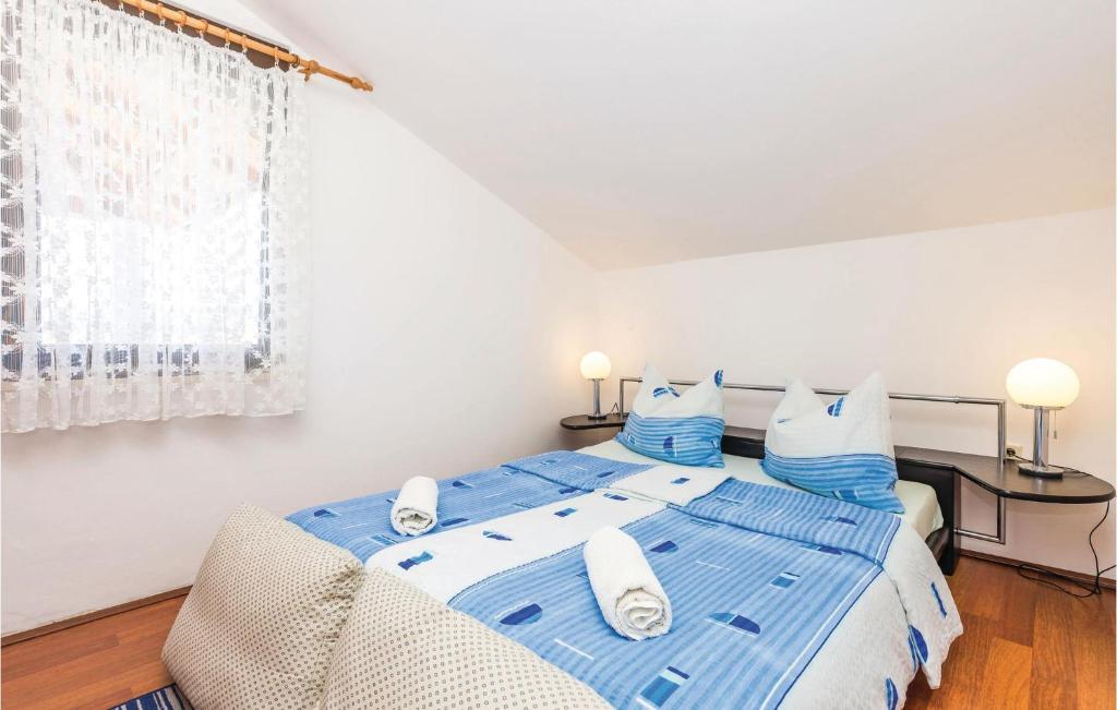 Posteľ alebo postele v izbe v ubytovaní Lovely Apartment In Kampor With Kitchen