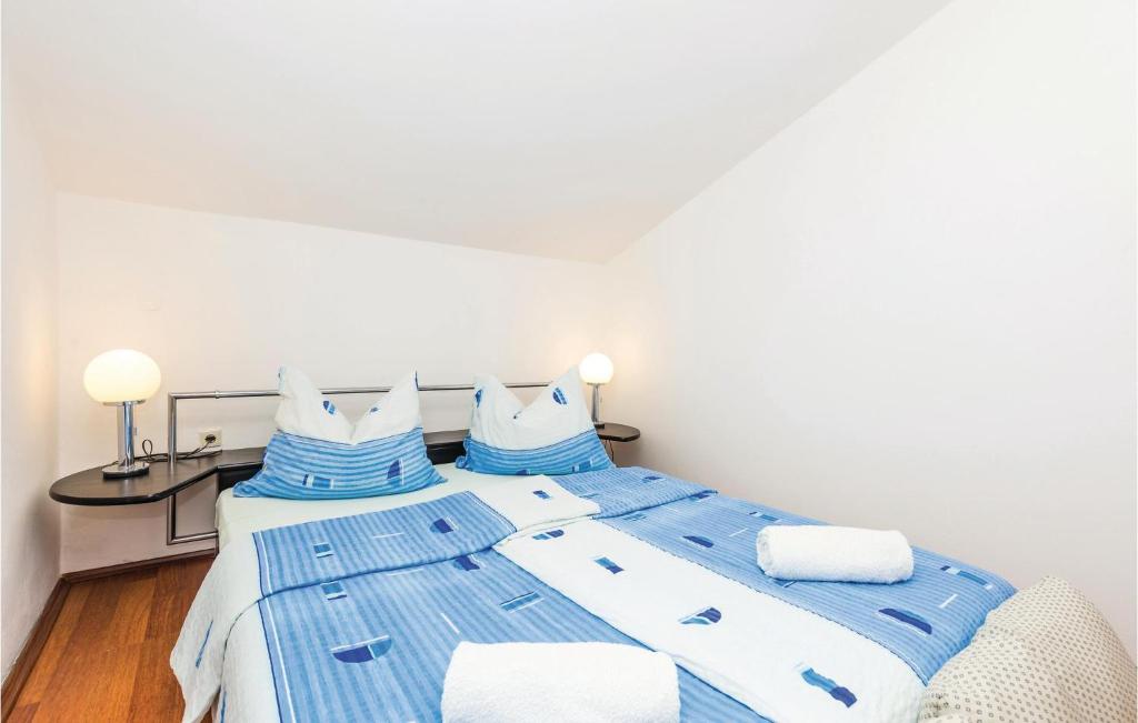 Posteľ alebo postele v izbe v ubytovaní Lovely Apartment In Kampor With Kitchen