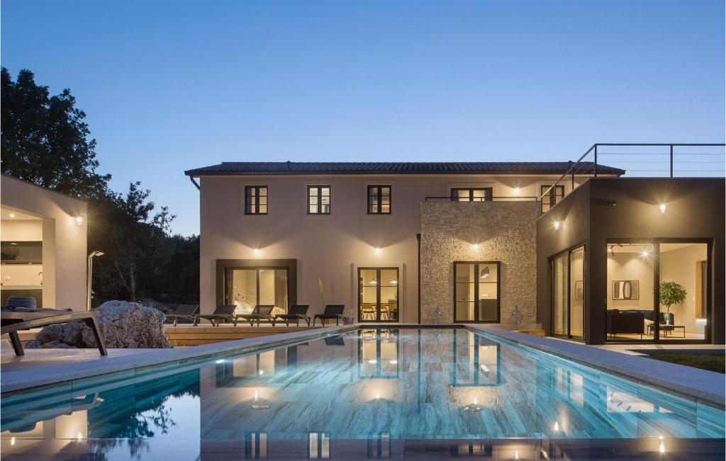 KršanにあるVilla Mons Calderaの家の前の大型スイミングプール
