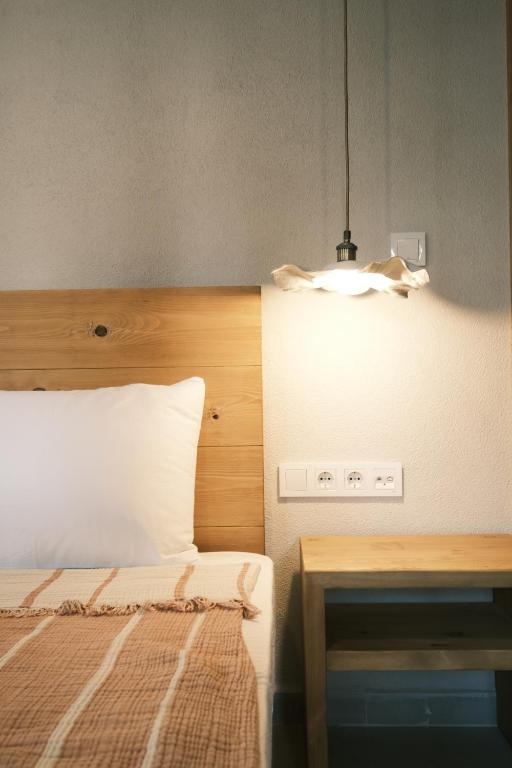 Postel nebo postele na pokoji v ubytování Nephos Beach Hotel