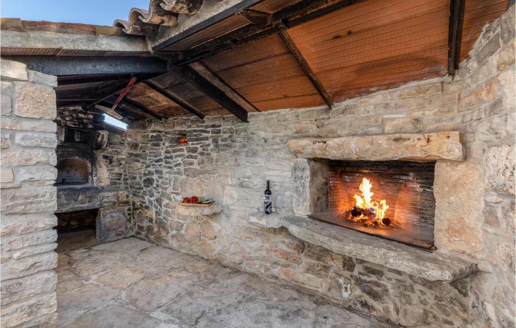 Zdjęcie z galerii obiektu Awesome Home In Vodnjan With Jacuzzi w mieście Mednjan