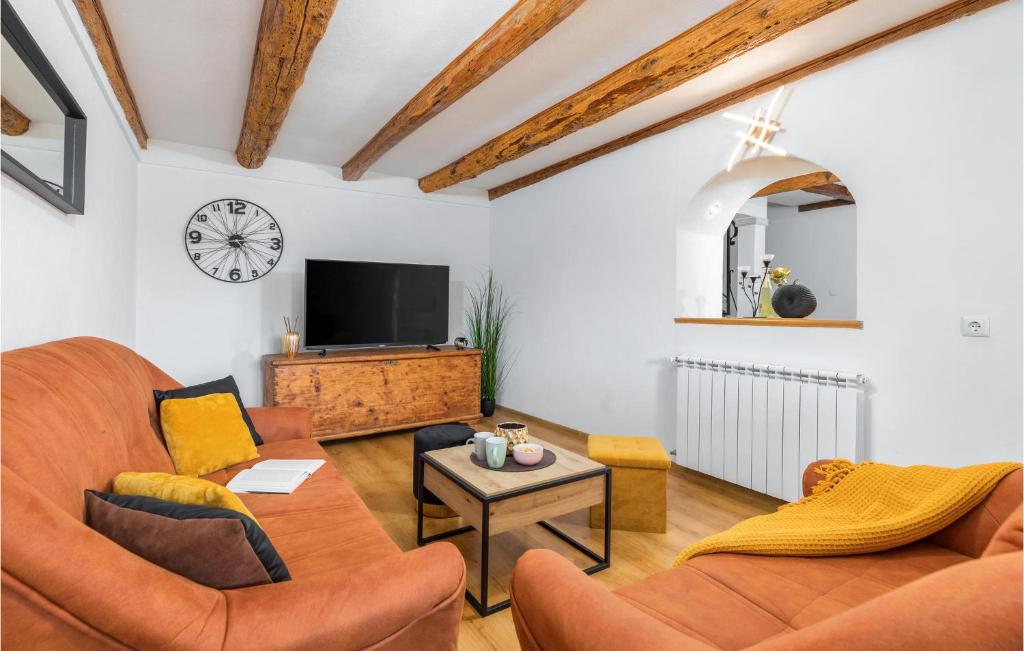 Telewizja i/lub zestaw kina domowego w obiekcie Awesome Home In Vodnjan With Jacuzzi