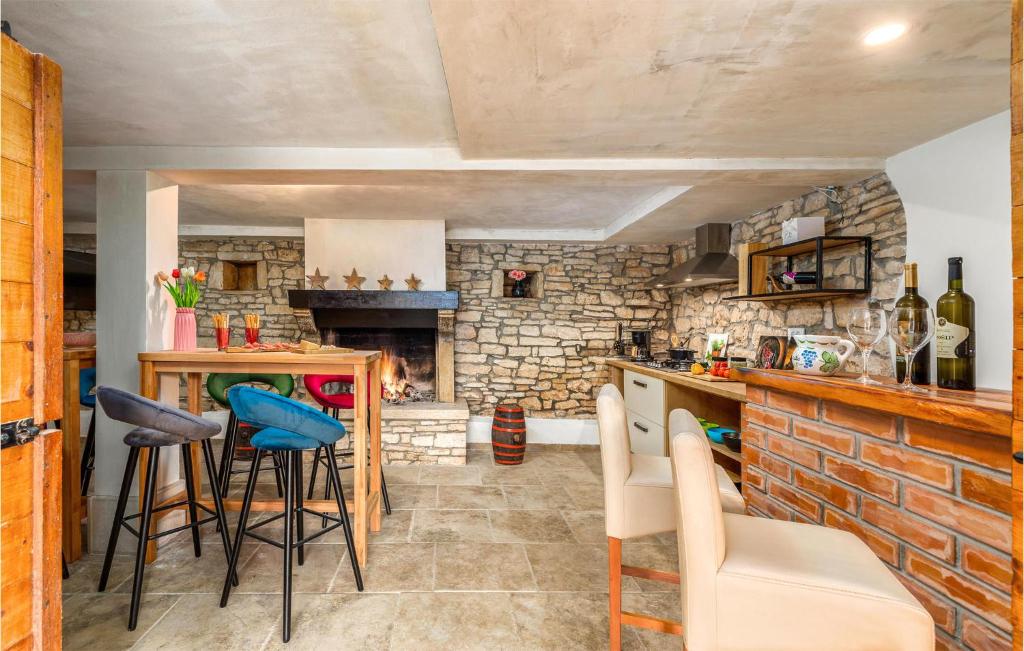 Hol lub bar w obiekcie Awesome Home In Vodnjan With Jacuzzi