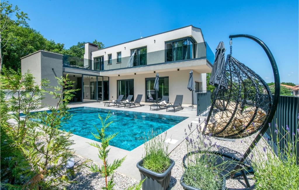 une villa avec piscine et une maison dans l'établissement Lovely Home In Nedescina With Sauna, à Nedeščina