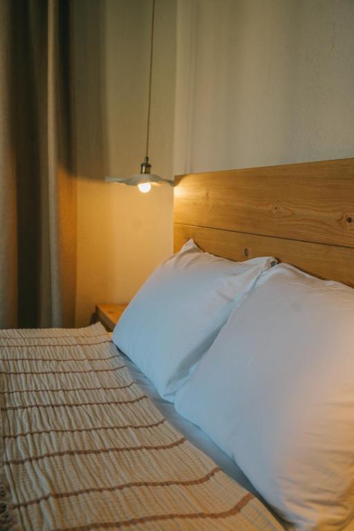 Postel nebo postele na pokoji v ubytování Nephos Beach Hotel