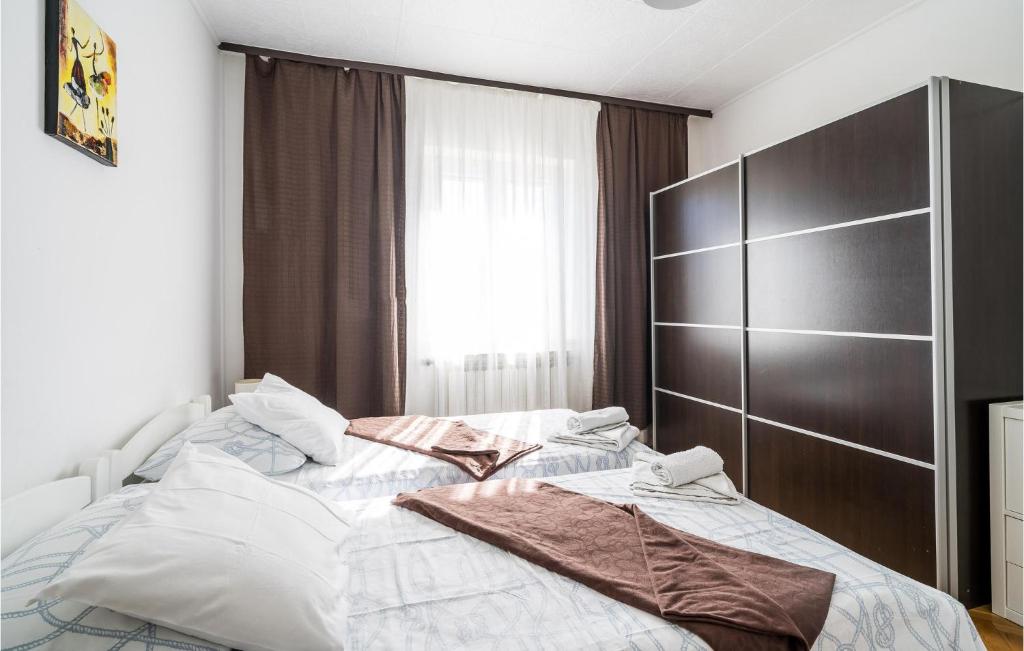 Posteľ alebo postele v izbe v ubytovaní Gorgeous Apartment In Gruda With Wifi
