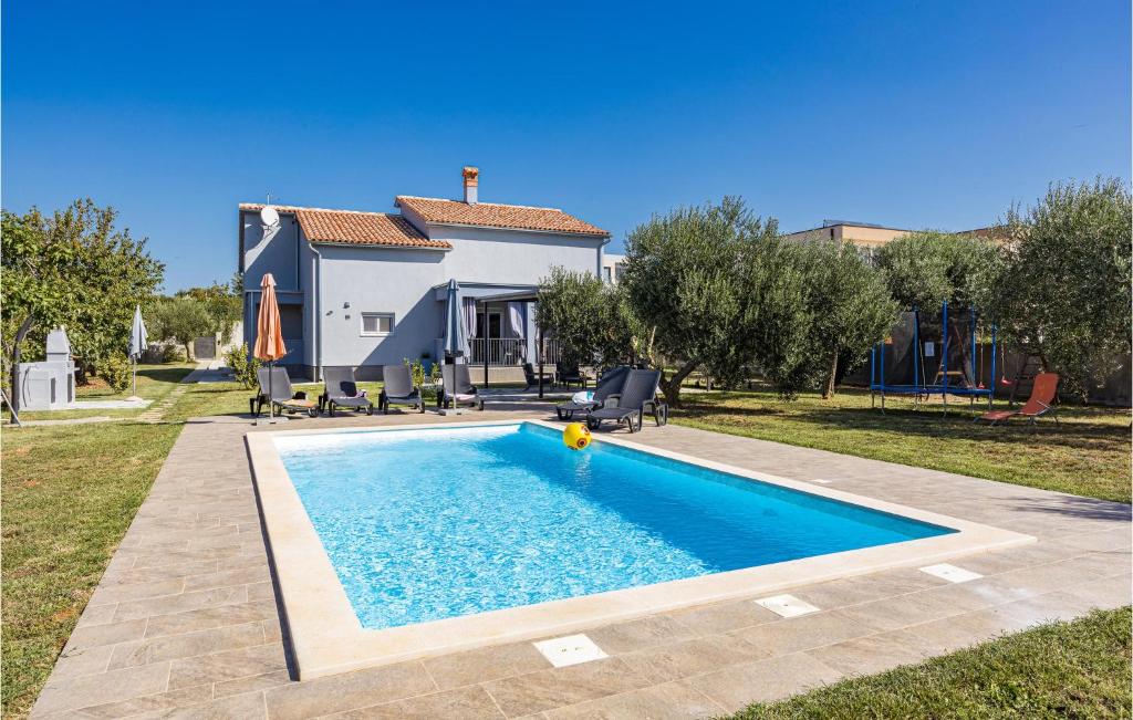 ein Swimmingpool vor einem Haus in der Unterkunft Cozy Home In Vodnjan With Wifi in Vodnjan