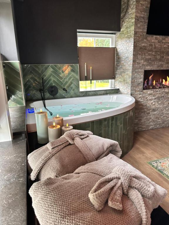 Fotografie z fotogalerie ubytování Wellness Tuin - Ultieme Partner Beleving - St Hubertus Suite met Jacuzzi ,Openhaard, Privé Hottub en Privé Sauna in Jachthut stijl v destinaci Horst