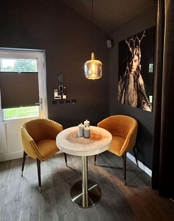 Posezení v ubytování Wellness Tuin - Ultieme Partner Beleving - St Hubertus Suite met Jacuzzi ,Openhaard, Privé Hottub en Privé Sauna in Jachthut stijl