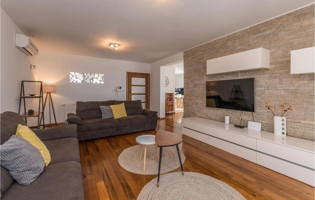 Televízia a/alebo spoločenská miestnosť v ubytovaní Cozy Home In Biograd Na Moru With Sauna