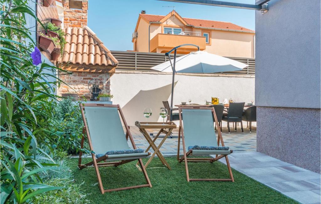 Patio alebo iná vonkajšia časť ubytovania Cozy Home In Biograd Na Moru With Sauna