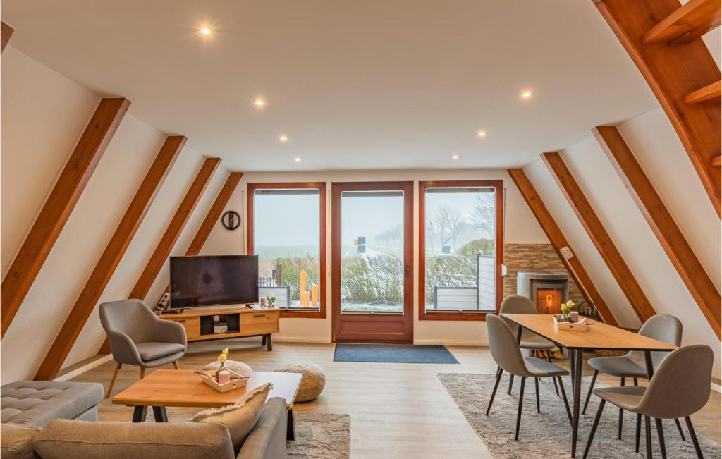 フリードリッヒシュコオクにあるStunning Home In Friedrichskoogの梁出し天井のリビングルーム