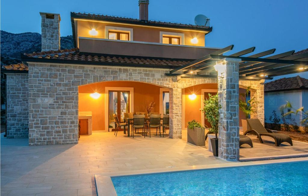 Bazén v ubytovaní 3 Bedroom Nice Home In Orebic alebo v jeho blízkosti