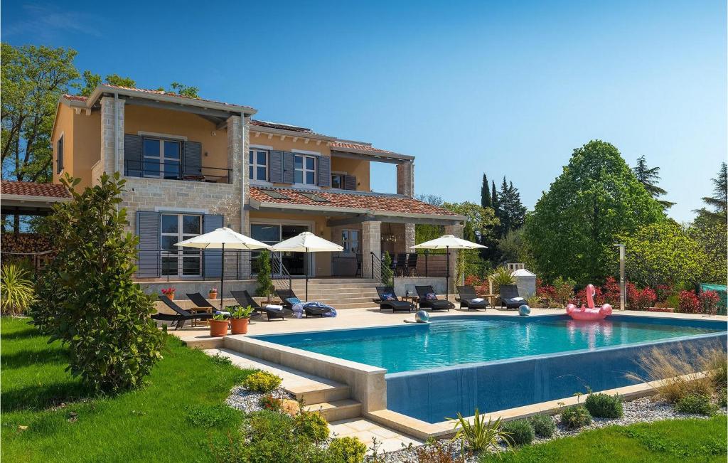 une piscine devant une maison dans l'établissement Villa Nikolina, à Poreč