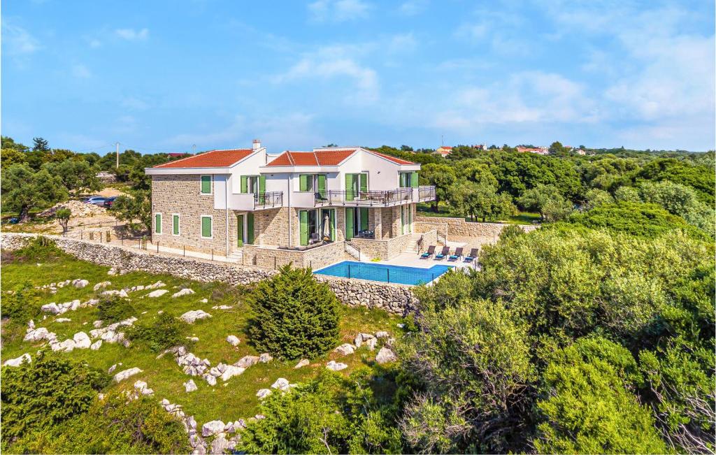 Bazén v ubytovaní Pet Friendly Home In Lun alebo v jeho blízkosti
