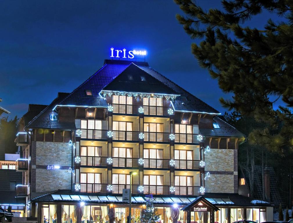 un edificio con luces encendidas por la noche en Hotel Iris en Zlatibor