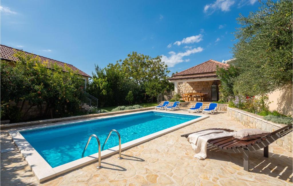 Bazén v ubytovaní Cozy Home In Zrnovnica alebo v jeho blízkosti