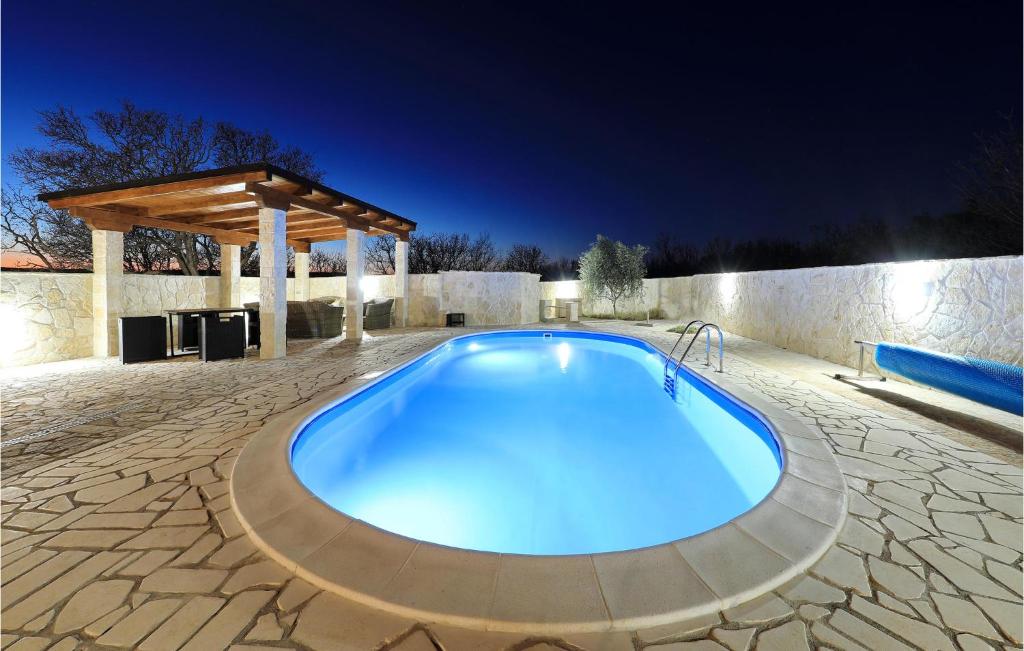 Bazén v ubytovaní Awesome Home In Pridraga With Wifi alebo v jeho blízkosti