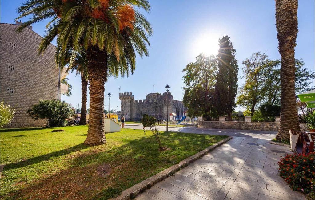 Vonkajšia záhrada v ubytovaní 1 Bedroom Nice Apartment In Trogir