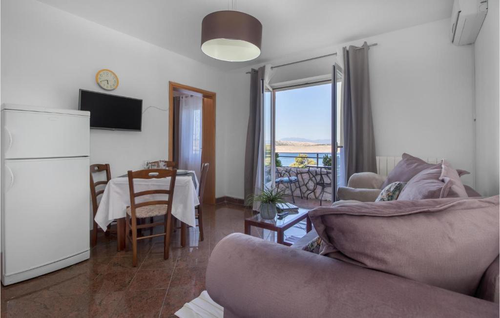 Televízia a/alebo spoločenská miestnosť v ubytovaní Cozy Apartment In Jadranovo With Wifi