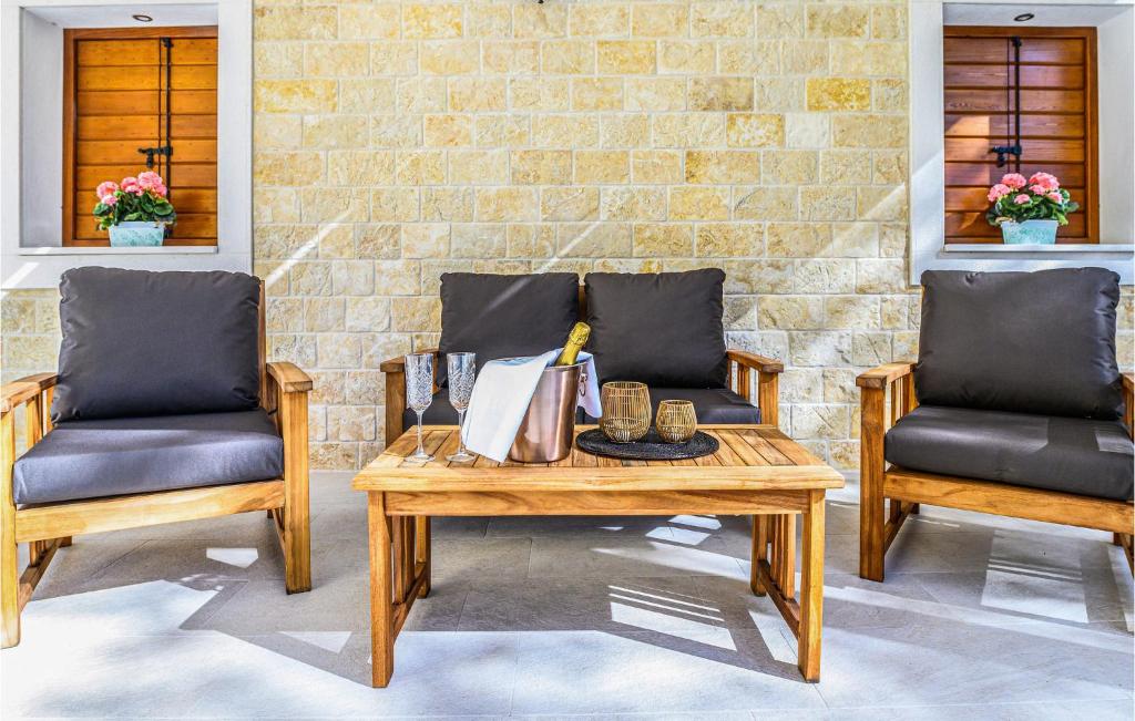 Posedenie v ubytovaní Stunning Home In Dicmo With Kitchen