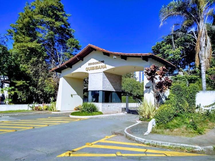 a building on the side of a street at Royal Luxury Premium in Poços de Caldas