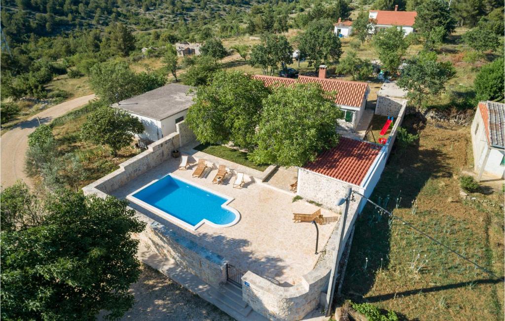 Bazén v ubytovaní 2 Bedroom Beautiful Home In Benkovac alebo v jeho blízkosti