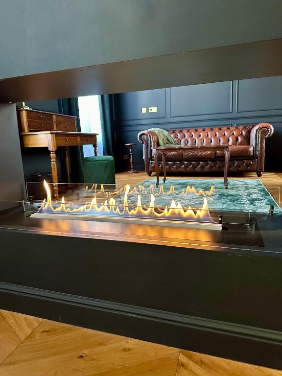 - un salon avec un canapé et une cheminée dans l'établissement Otentik & Chic, à Metz