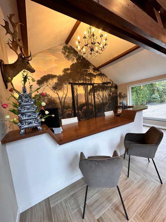 Posezení v ubytování Wellness Tuin - Ultieme Partner Beleving - St Hubertus Suite met Jacuzzi ,Openhaard, Privé Hottub en Privé Sauna in Jachthut stijl